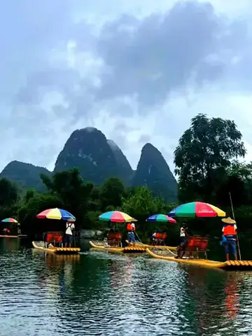 Yulong-River-gotravelyit- bamboo raft