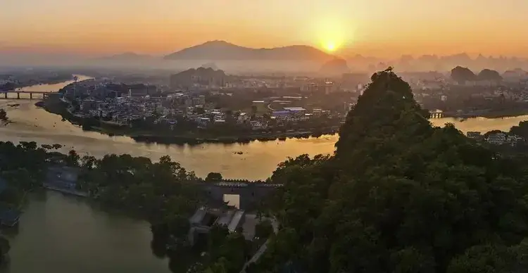 Sunrise-over-Folded-Brocade-Hill,-Guilin